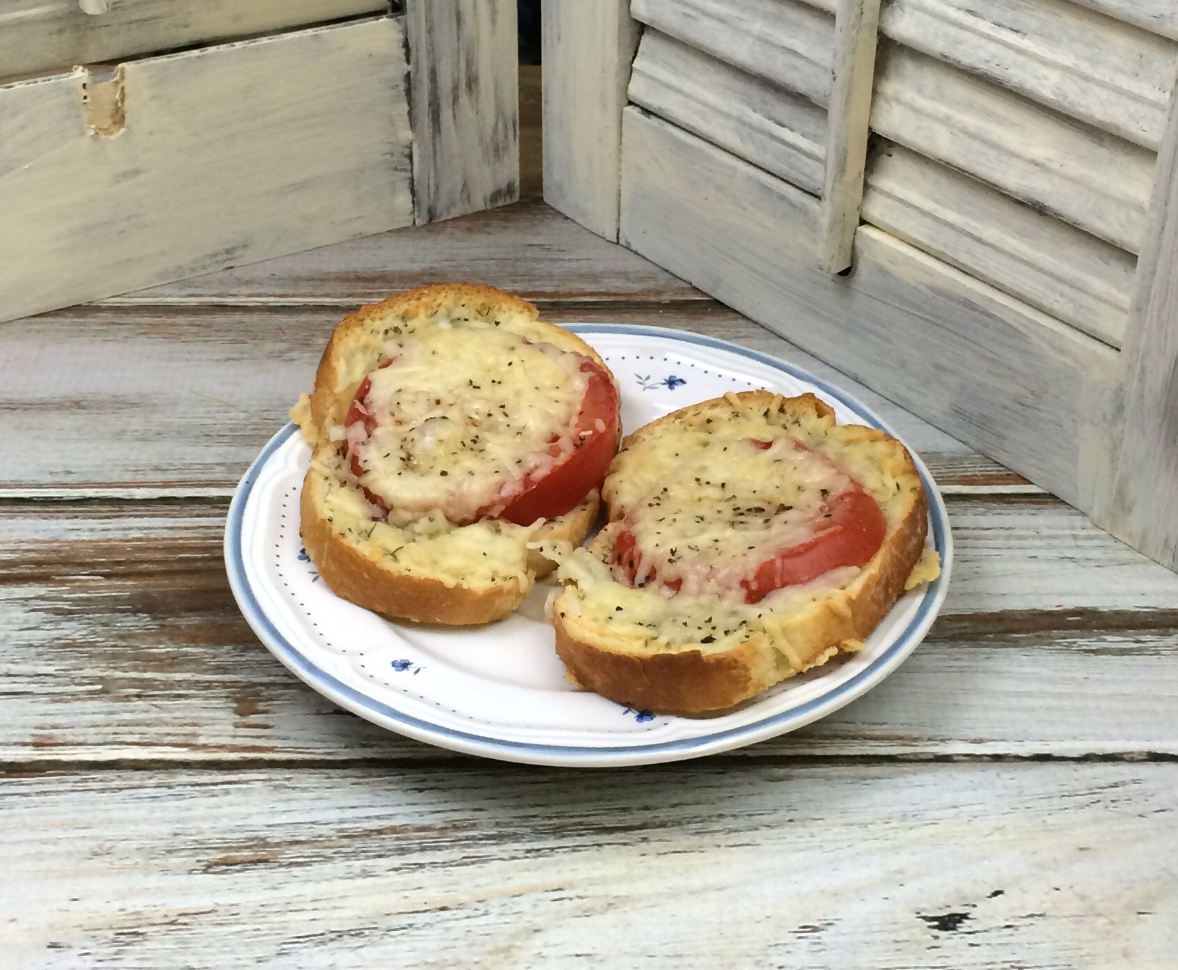 cheesy-italian-bread-topped-with-sliced-tomatoes