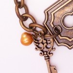 Diy vintaj keyhole bracelet