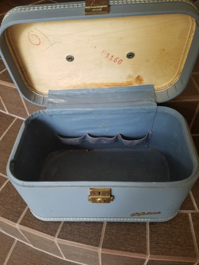 Vintage beauty/train case