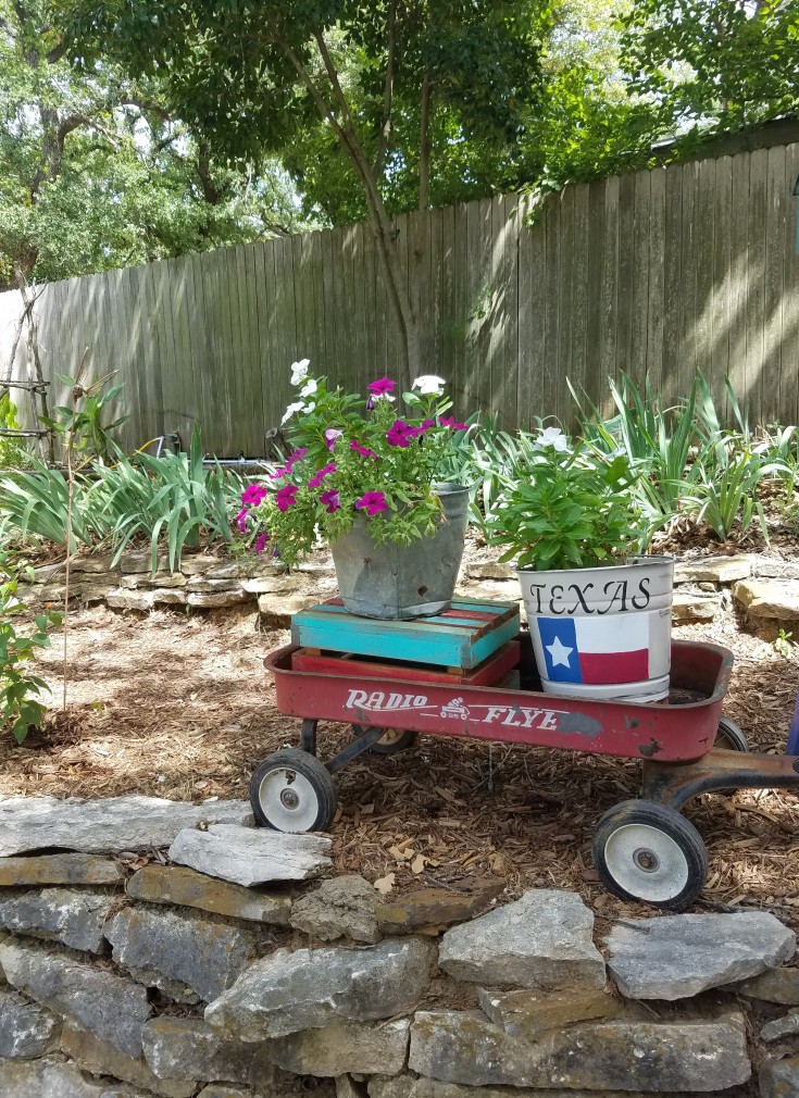 Galvanized Bucket Makeover to Texas Flag Planter #Galvanized #Bucket #Planter #Upcycled #diy MixedKreations.com