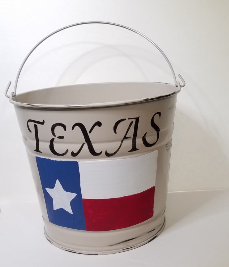 Galvanized Bucket Makeover to Texas Flag Planter #Galvanized #Bucket #Planter #Upcycled #diy MixedKreations.com