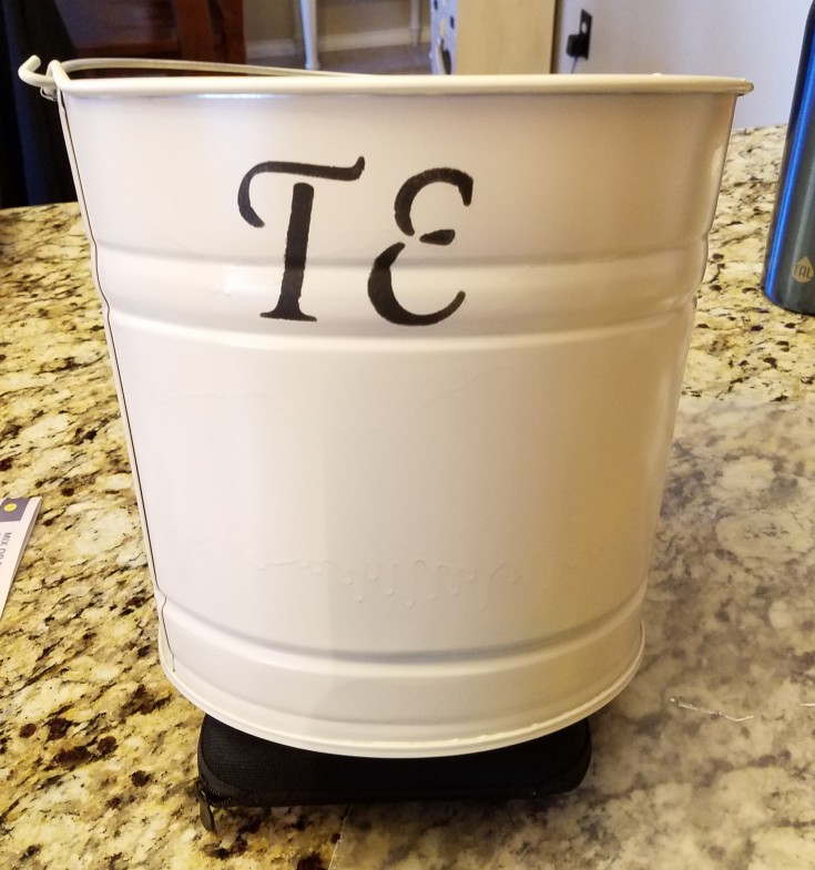 Galvanized Bucket Makeover to Texas Flag Planter #Galvanized #Bucket #Planter #Upcycled #diy MixedKreations.com