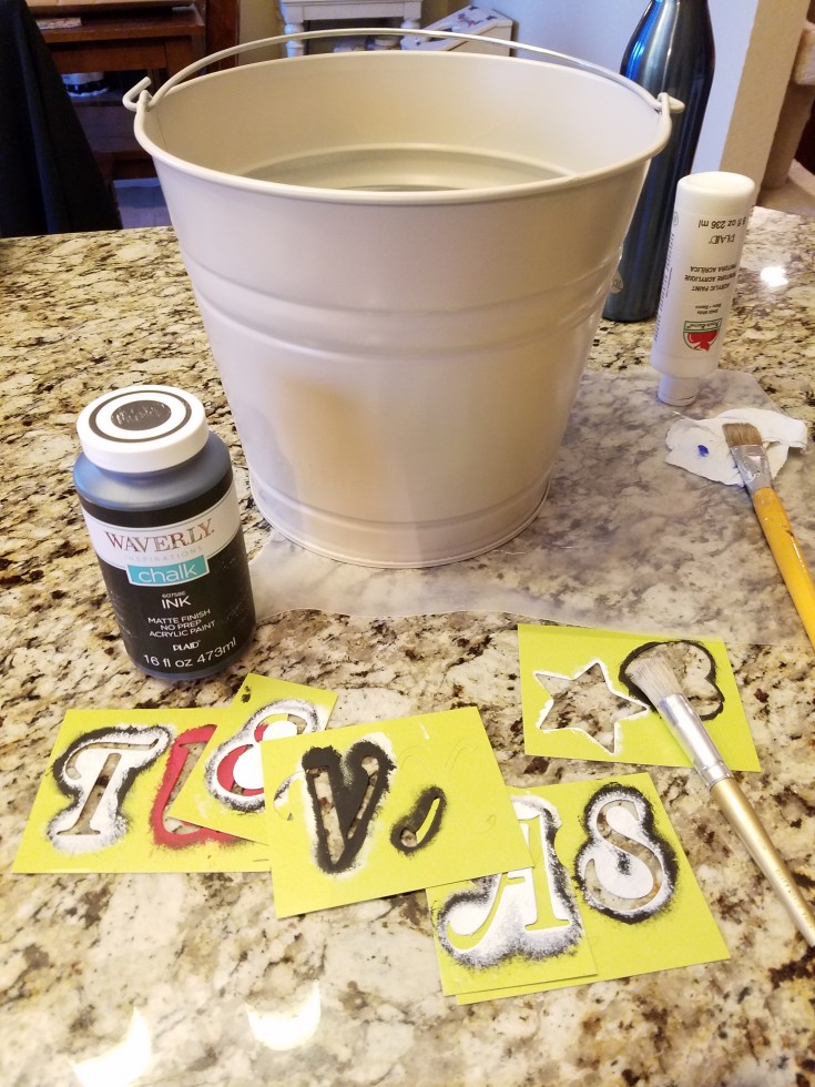 Galvanized Bucket Makeover to Texas Flag Planter #Galvanized #Bucket #Planter #Upcycled #diy MixedKreations.com