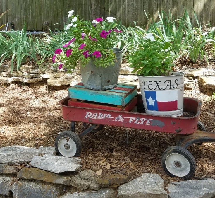 Galvanized Bucket Makeover to Texas Flag Planter #Galvanized #Bucket #Planter #Upcycled #diy MixedKreations.com