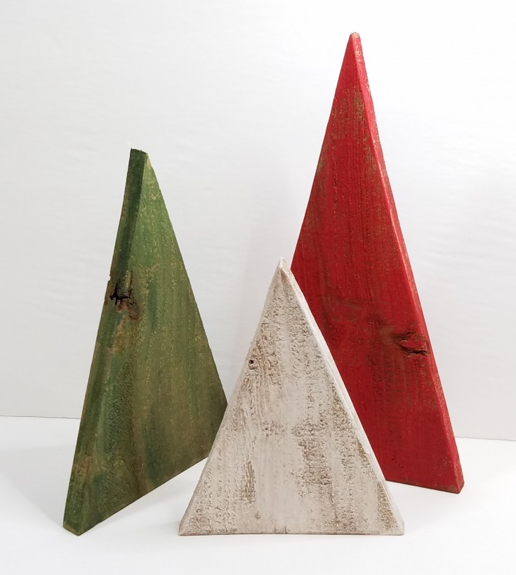 Diy primitive wooden Christmas trees, How to make rustic Christmas trees, easy diy wooden Christmas trees MixedKreations.com