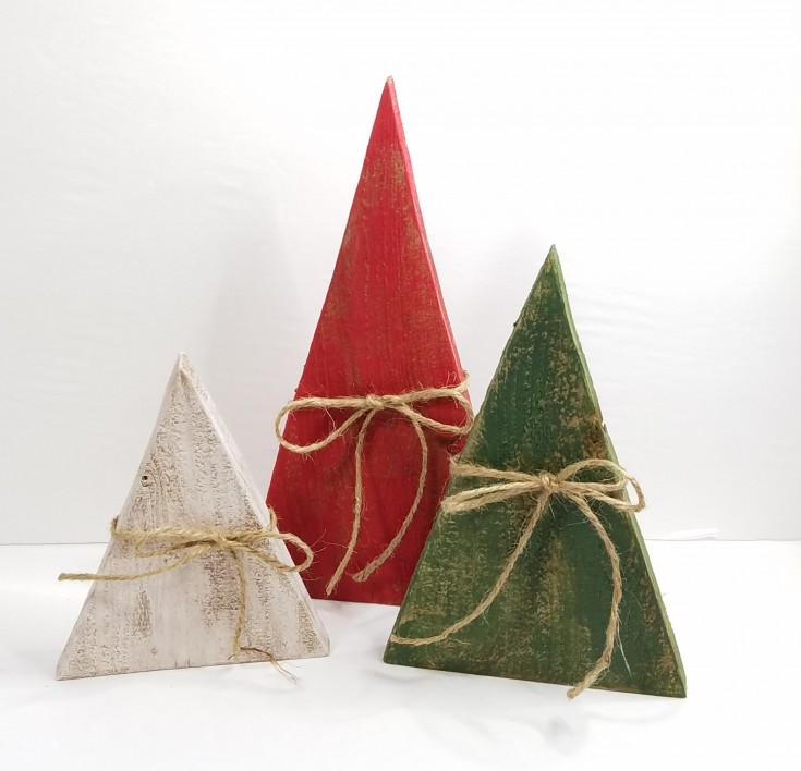 Diy primitive wooden Christmas trees, How to make rustic Christmas trees, easy diy wooden Christmas trees MixedKreations.com