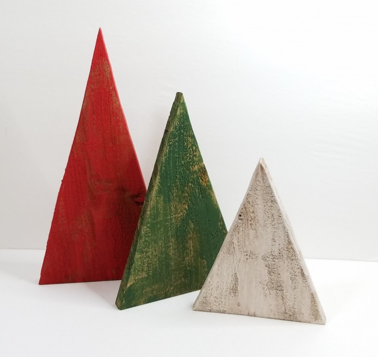 Diy primitive wooden Christmas trees, How to make rustic Christmas trees, easy diy wooden Christmas trees MixedKreations.com