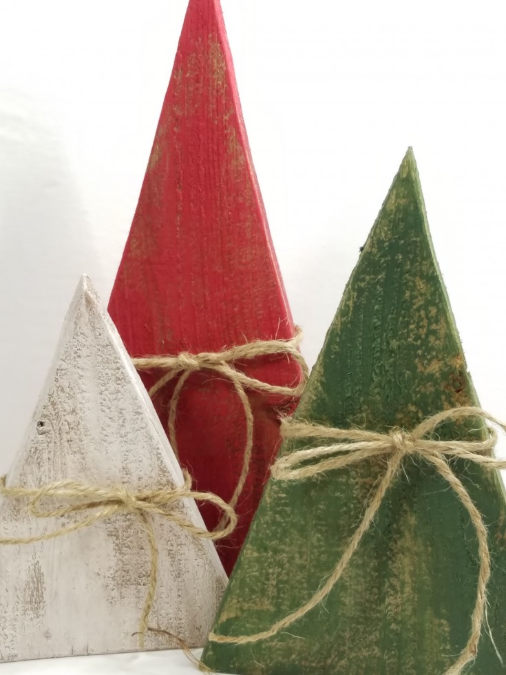 Diy primitive wooden Christmas trees, How to make rustic Christmas trees, easy diy wooden Christmas trees MixedKreations.com