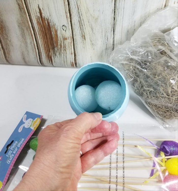 How to make a speckled Easter egg jar out of a empty glass jar for a Easter centerpiece.