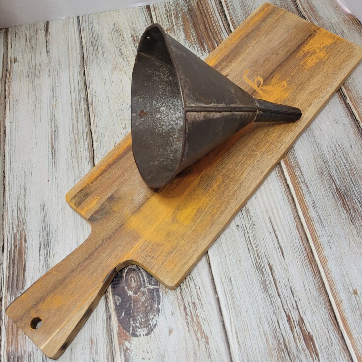 How to make a cutting board funnel planter